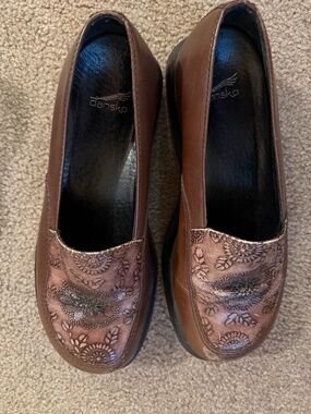 Dansko tooled brown leather clogs size 38